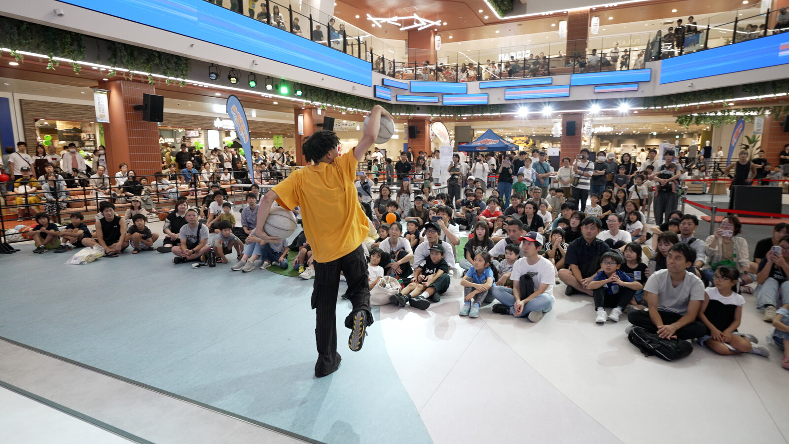 会場を囲んでパフォーマンスを観覧する様子