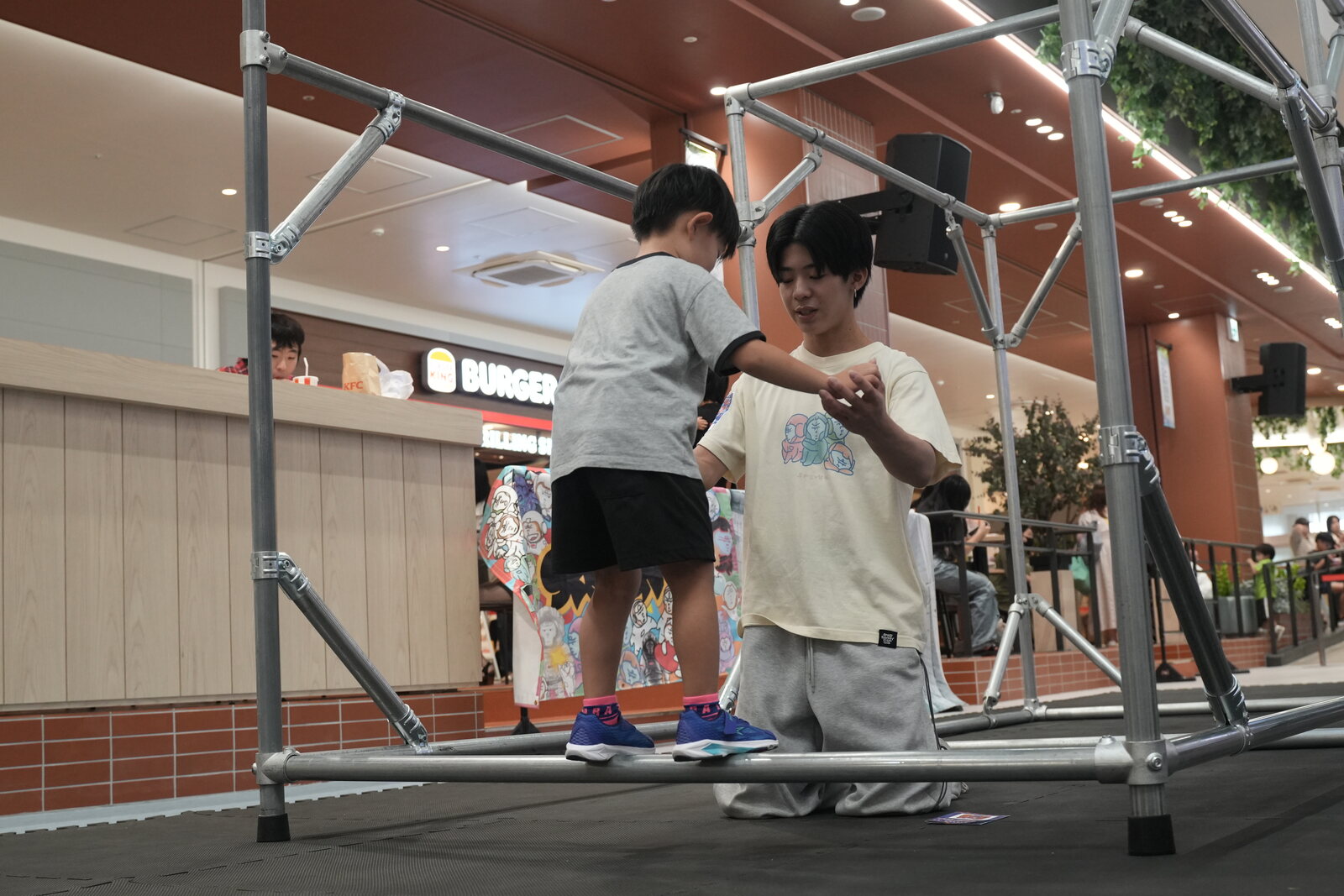 講師に支えられながら体験に取り組む参加者