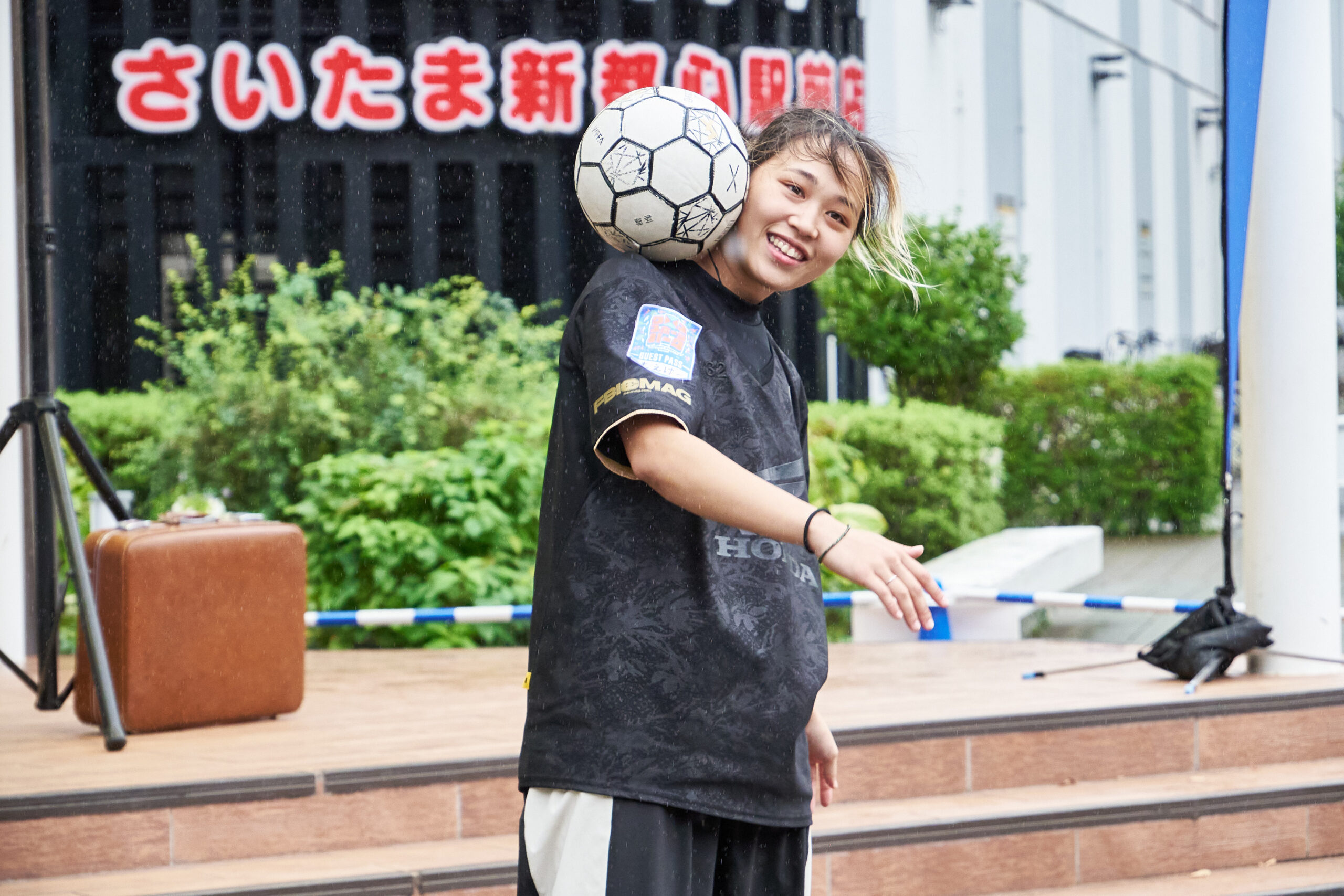 ボールを肩に乗せるフリースタイルフットボールの技