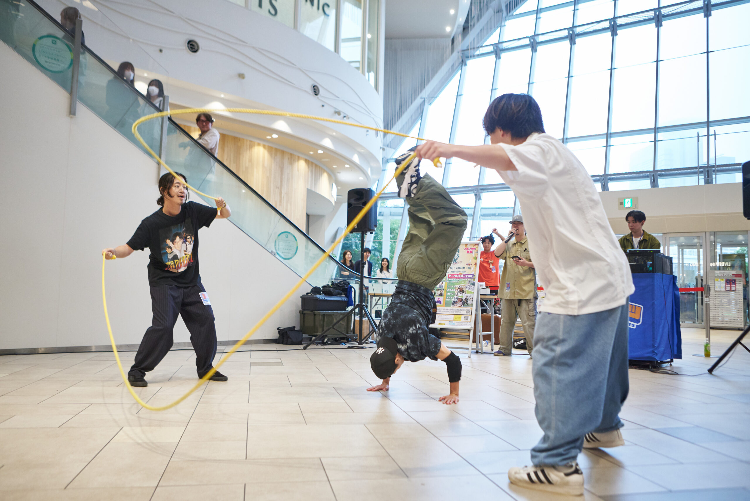 館内で披露されたダブルダッチのパフォーマンス