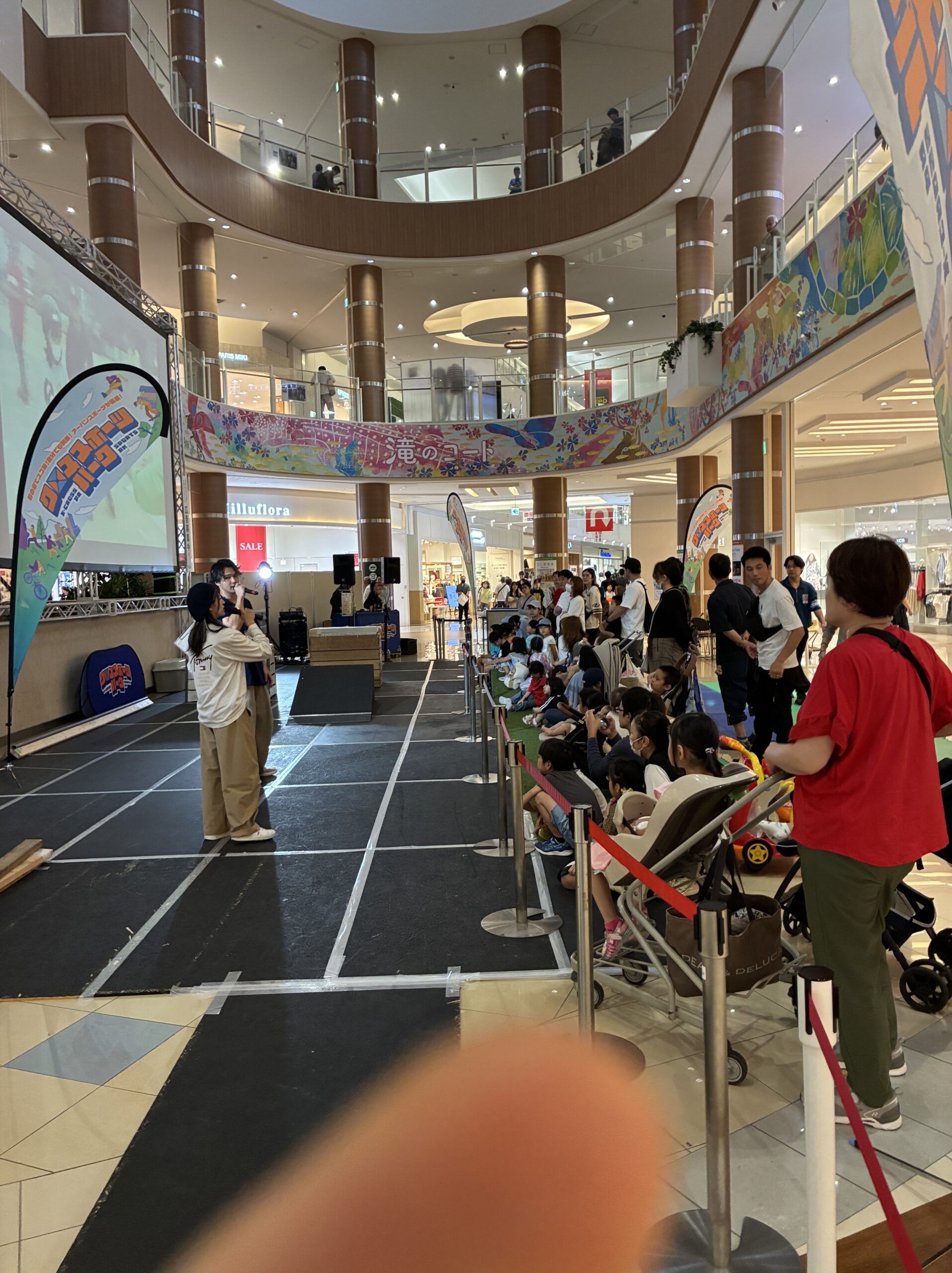 滝のコートでパフォーマンスを見守る来場者