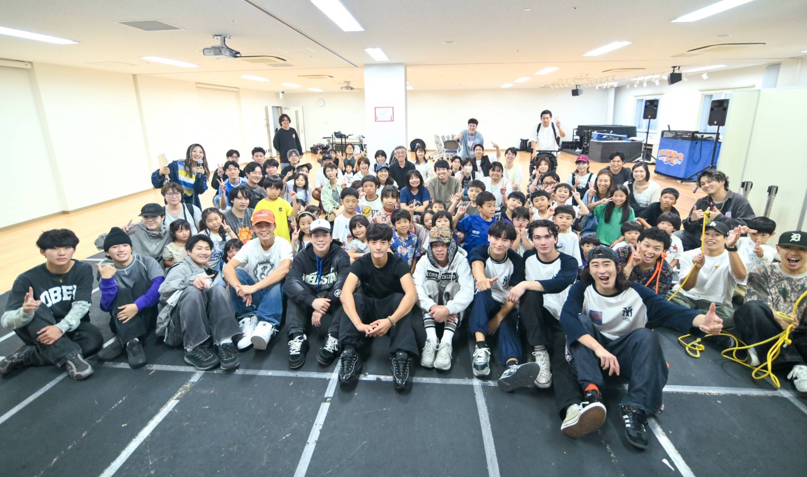 ららぽーとホールで参加者と出演者が集まった記念写真