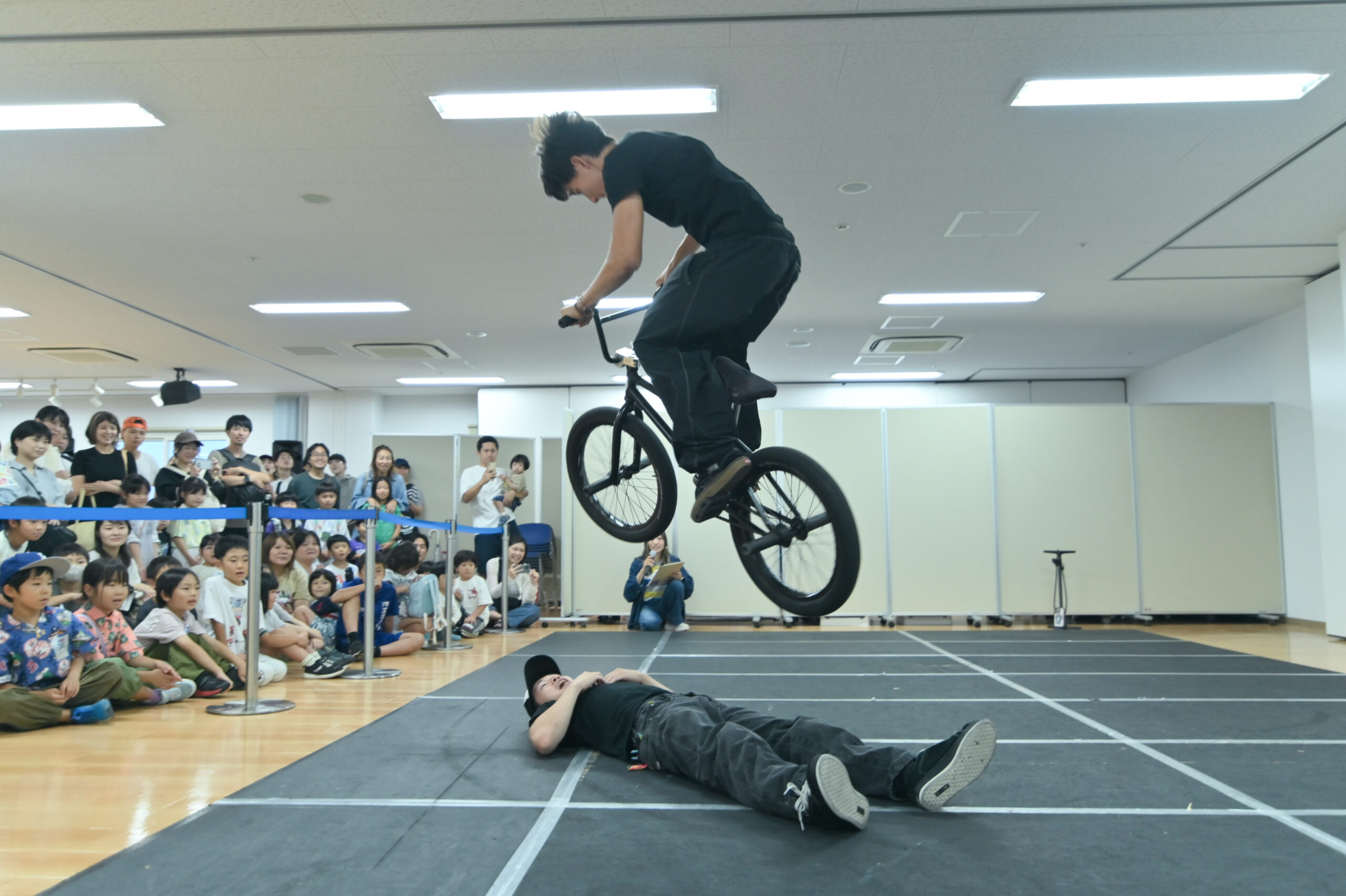 屋内会場で披露されたBMXのパフォーマンス